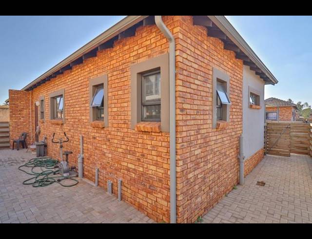 2 BEDROOM TOWNHOUSE FOR SALE IN CLARINA